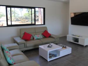 uma sala de estar com um sofá e uma televisão em State of the Art Fixtures Villa in Vidauban with Pool em Vidauban