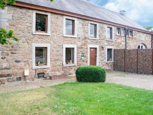 a brick house with a grass yard in front of it at Beautiful g te in Jalhay 5 minutes from the Hautes Fagnes in Tiège