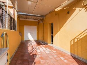 een lege hal van een gebouw met een deur bij Villa in Villa San Giovanni near Aspromonte National Park in Villa San Giovanni
