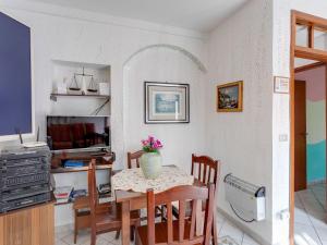 een keuken en eetkamer met een tafel en stoelen bij Villa in Villa San Giovanni near Aspromonte National Park in Villa San Giovanni