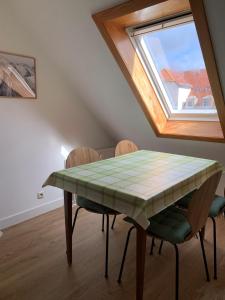 a table and chairs in a room with a window at Ferienwohnung Buhne 11 - Friedrichskoog-Spitze - gegenüber Eltern-Kind-Klinik in Friedrichskoog