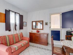 een woonkamer met een bank en een tafel bij Villa in Villa San Giovanni near Aspromonte National Park in Villa San Giovanni