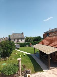 a view of the backyard of a house at Le Miraillet, gîte in Saint-Illide