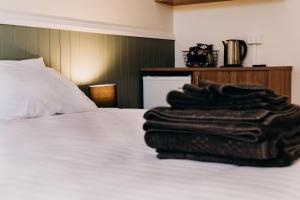 A bed or beds in a room at Imperial Hotel Bombala