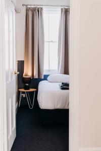 Imperial Hotel Bombala : غرفة نوم بسرير ونافذة