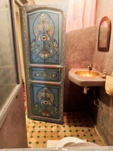 łazienka z toaletą i umywalką w obiekcie RIAD DAR WINK w Marakeszu