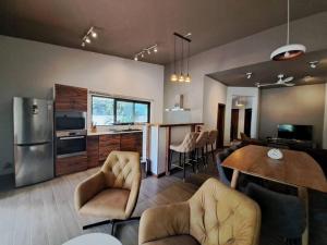 eine Küche und ein Wohnzimmer mit einem Tisch und Stühlen in der Unterkunft Tropical 3-bedrooms Coastal Residence Creolia in Grand Baie