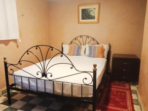 sypialnia z czarnym łóżkiem z białą pościelą w obiekcie RIAD DAR WINK w Marakeszu