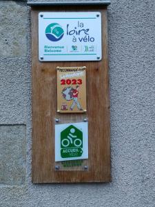 dos señales en el lateral de un edificio en L'Aventure, en Châteauneuf-sur-Loire