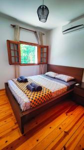 1 dormitorio con 1 cama grande en una habitación en Quinta Da Lameira - Pero Viseu Central Portugal, en Pêro Viseu