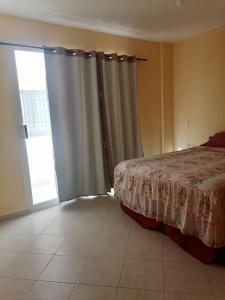 - une chambre avec un lit et une grande fenêtre dans l'établissement Puerto Mar 201, à Acapulco