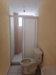 La salle de bains est pourvue de toilettes et d'un lavabo. dans l'établissement Puerto Mar 201, à Acapulco