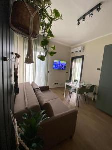 uma sala de estar com um sofá e uma mesa em Appartamento a 200 mt dal mare em Rimini