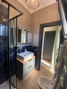 uma casa de banho com um lavatório e um chuveiro em Appartamento a 200 mt dal mare em Rimini