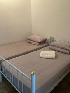 2 Einzelbetten in einem Zimmer mit in der Unterkunft Room Bangkok in Godown