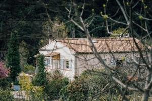 a small white house with a red roof at Maison d'hôtes éco-responsable avec piscine 6X12m LIRE L'ANNONCE VOTRE HÔTE SVP in Châteaudouble