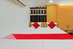 Una cama o camas en una habitación de OYO Flagship New Krishna Hotel & Restaurant