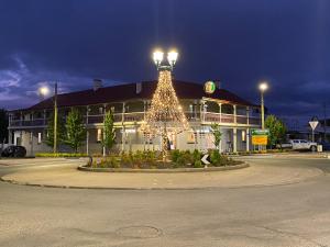 Imperial Hotel Bombala : مبنى امامه شجرة عيد الميلاد