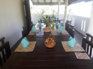 una mesa larga con sillas y cestas. en Villa Sanitha, en Ambalangoda