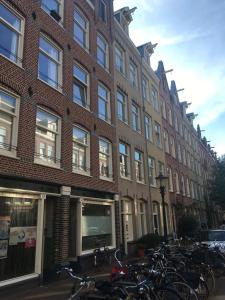 un grupo de bicicletas estacionadas frente a un edificio en Ground Floor Apartment Westerpark, en Ámsterdam
