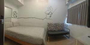 彰化市的住宿－心旅地圖青年旅館，一间小卧室,配有一张床和一把椅子