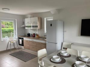 Dapur atau dapur kecil di Lakeside Home Apartman