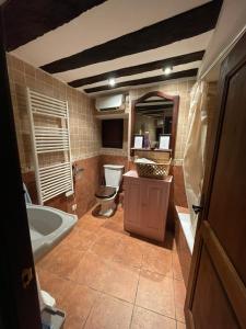 La salle de bains est pourvue d'une baignoire, de toilettes et d'un lavabo. dans l'établissement LITTLE TOWER, à Potes