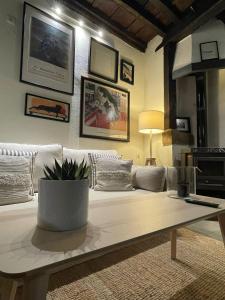 een woonkamer met een bank en een salontafel bij LITTLE TOWER in Potes