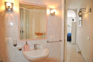 Koupelna v ubytování Ancoretta cottage between sea and nature + 16 fotografií