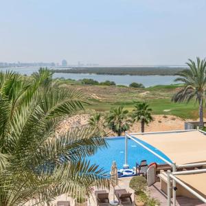 uma piscina com vista para o oceano em Casa Noera, Yas Island 324 em Abu Dhabi