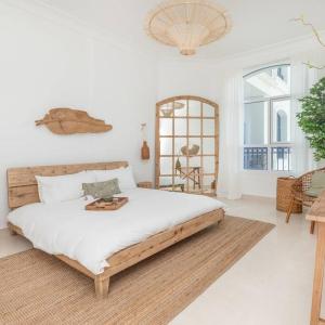 um quarto com uma cama grande e uma estrutura em madeira em Casa Noera, Yas Island 324 em Abu Dhabi
