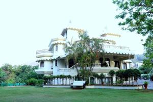 KhandālaにあるHilltop suites by 29 bungalowの大きな白い家