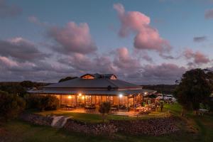 ein großes Haus mit nachts eingeschaltetem Licht in der Unterkunft Bremer Bay Resort in Bremer Bay