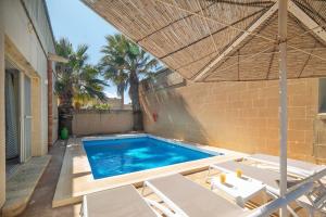 Bazén v ubytování Rebekah Holiday Home nebo v jeho okolí + 23 fotografií