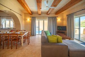 TV a/nebo společenská místnost v ubytování Rebekah Holiday Home