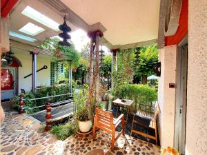 a porch of a house with a bench and plants at zentral club neutron-jacuzzi in Belmonte de Miranda