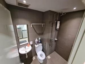 Ένα μπάνιο στο 4 Guest Studio Subang Jaya SS15 Courtyard First Subang LRT SS15 Subang Jaya Medical Center Subang Parade Nu Empire Subang Inti College Taylors College