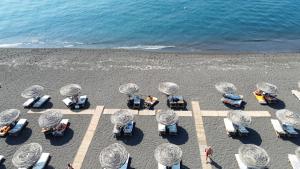 una vista aérea de una playa con sillas y sombrillas en Cyclops Beach Apartments, en Perivolos