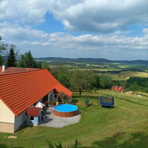 uma vista superior de uma casa com um telhado laranja em Old house in Forest em Křemže