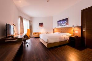 a hotel room with a bed and a television at Hotel Vip Executive Tete in Vila-de-Santiago-Maior
