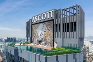 um edifício com uma piscina em cima em Ascott Star KLCC em Kuala Lumpur