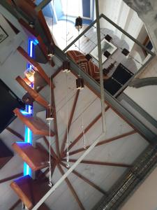 une vue aérienne d'un plafond de verre dans l'établissement zentral club voltio-jacuzzi, à Belmonte de Miranda