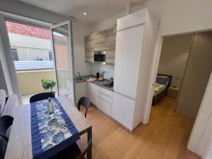 A kitchen or kitchenette at Happy Holiday Apartment