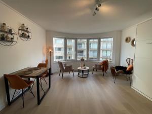 un salon avec une table et des chaises dans l'établissement Pier View Ostend, à Ostende