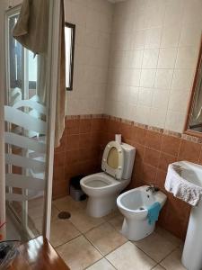 ein Bad mit einem WC und einem Waschbecken in der Unterkunft Casa adosada residencial in Benalmádena