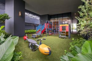 una zona de juegos con parque infantil en un edificio en Ascott Star KLCC en Kuala Lumpur
