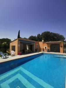 uma grande piscina em frente a uma casa em Les petites chambres de Lacoste em Lacoste
