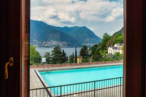 een raam met uitzicht op een zwembad bij Sun Luxury Apartment with Swimming Pool - Blevio in Blevio