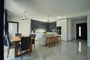 a kitchen and dining room with a table and chairs at Villa Martin Noel in Poreč