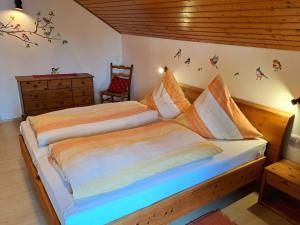 1 dormitorio con 1 cama y 1 silla en Ferienhof Nigg en Rettenberg